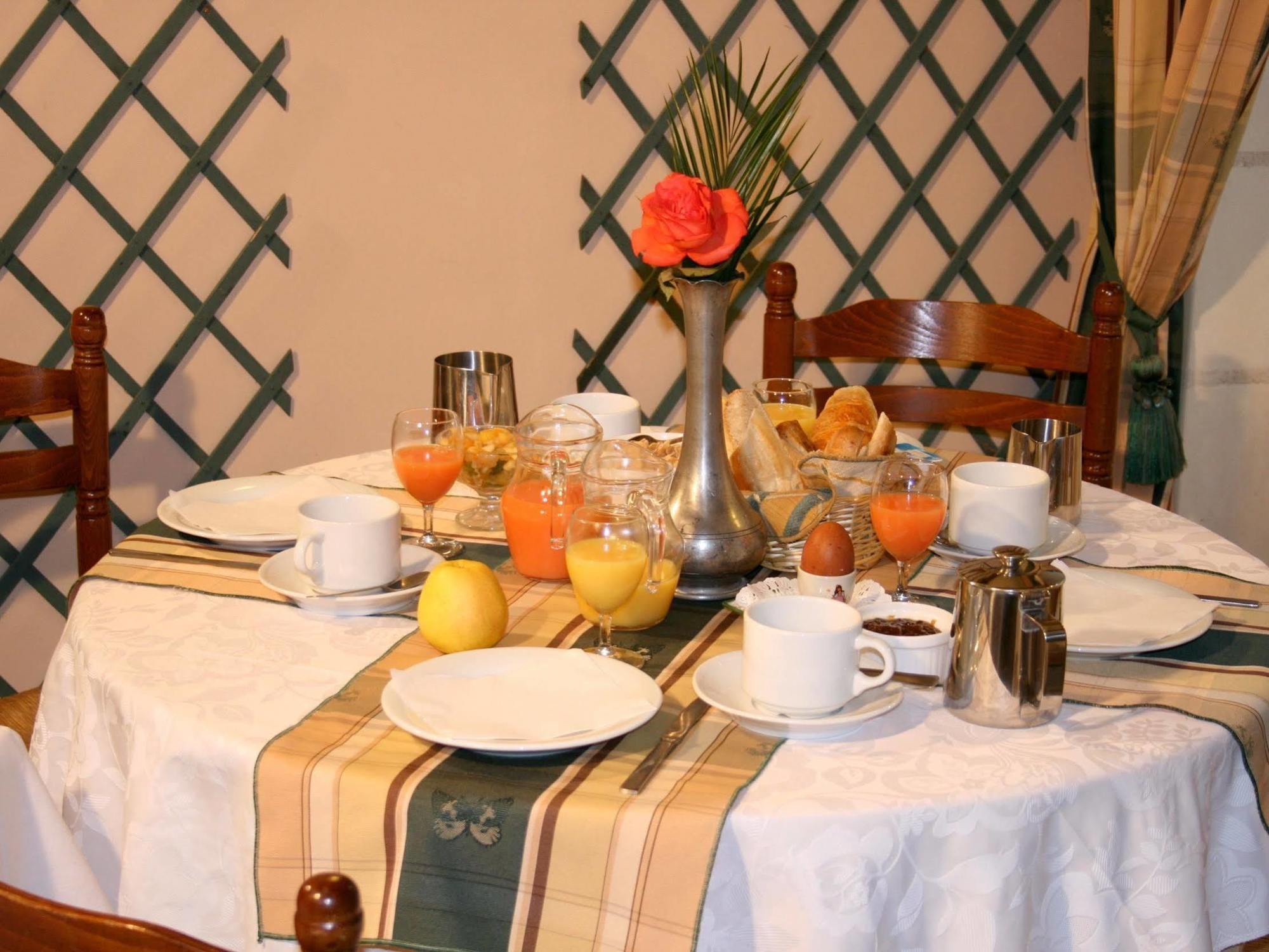 Logis Auberge Le Colombien - Hotel Et Restaurant Вилландри Экстерьер фото